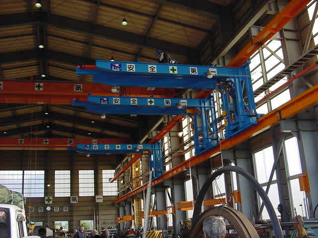 壁掛け走行ジブ（青のクレーン）